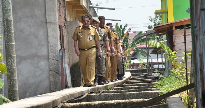 Tim terpadu Pemerintah Kota Jambi menelusuri bangunan yang berdiri di atas drainse beberapa waktu lalu. Foto : M Ridwan / Jambi Ekspres