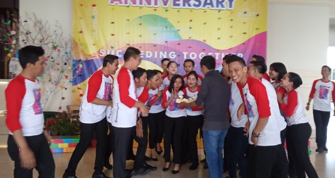 Ivan Bakara selaku General Manager Swiss-Belhotel Jambi merayakan Ultah bersama staf. Foto : Ist