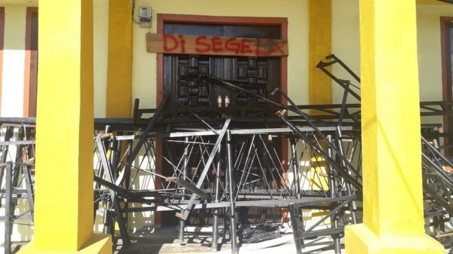 Terlihat Kantor Kades Pinggir Air Disegel. Foto : Gusnadi / Jambiupdate