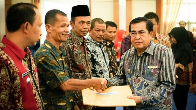 Penyerahan penghargaan pembukaan pekan panutan PBB-P2, sosialisasi pajak daerah tahun 2019, Kamis (28/3).
