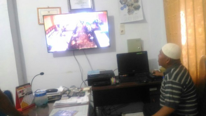 Kabid pasar saat melihat kondisi kios ikan melalui CCTV. 
