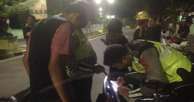 Tim dari Polresta Jambi menilang pelaku balapan liar di jalan menuju Bandara STS Jambi. Foto : Ist