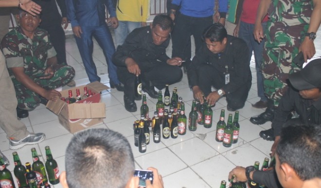 Razia petugas di Kincay Plaza Jumat pekan kemarin (29/03). FOTO: Gusnadi