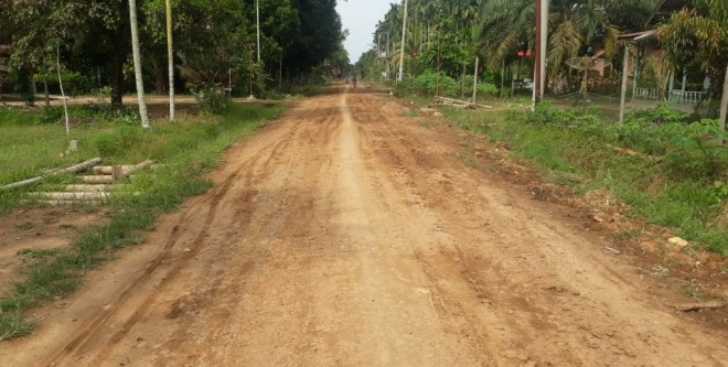 Kondisi jalan SK 1 sampai SK 2 Ekajaya Kelurahan Rantau Indah, Kecamatan Dendang setelah di scrap oleh salah satu Caleg PAN Tanjabtim. Foto : Maulana / Jambiupdate