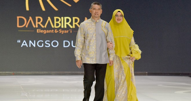 Wali Kota Jambi Dr. H. Syarif Fasha, ME bersama Hj. Yuliana Fasha, tampak serasi dan modis berbalut Batik Jambi pada ajang IFW. Foto : Ist