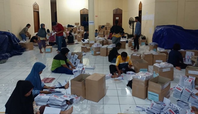 Para petugas sortir memasukan surat suara Pemilu kedalam kerdus sebelum distribusi dilakukan. Foto : Ist