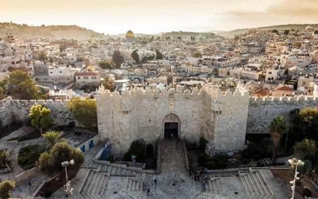 Paus Fransiskus mengatakan, Yerusalem harus menjadi simbol perdamaian antara umat Kristen, Yahudi, dan Islam (The Guardian)