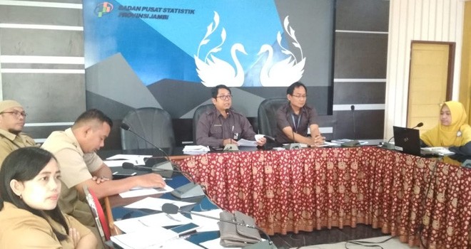 Kepala Badan Pusat Statistik (BPS) Provinsi Jambi, Dadang Hardiwan saat konferensi pers, di Kantor BPS Jambi, Senin (1/4)