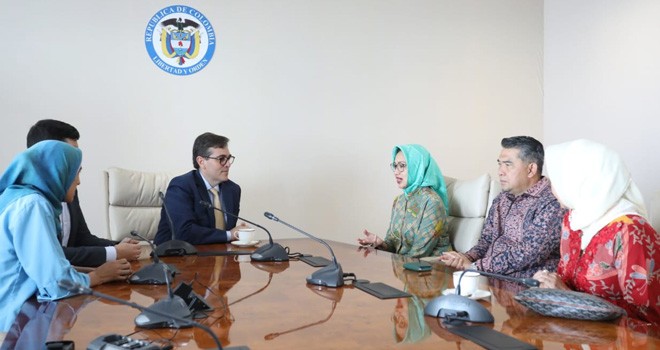 Wali Kota Jambi, bersama pengurus APEKSI lainnya, melaksanakan pertemuan dengan Wali Kota Negara Kolombia yang tergabung dalam FCM di Kedutaan Besar Kolombia untuk Indonesia, Senin siang (1/4). Foto : Ist