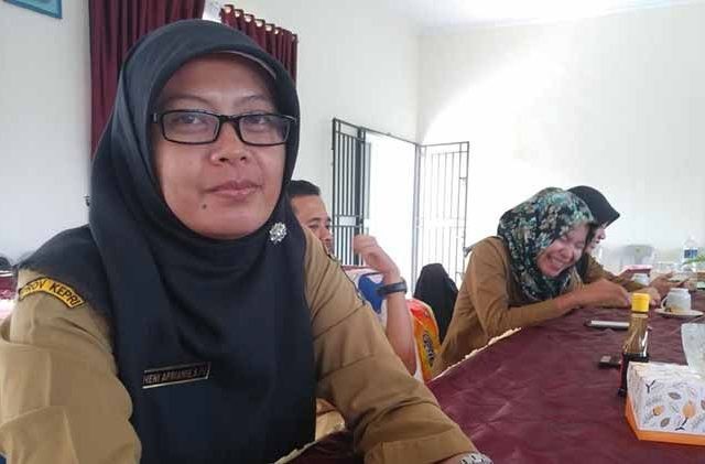 Pelaksana Tugas (Plt) Kepala SMAN 10 Batam Heni Aprianie. (Bobi Bani/JawaPos.com)