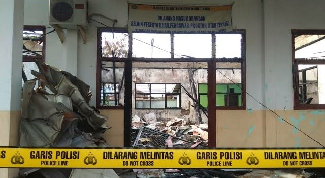 Gedung MAN Model yang terbakar beberapa waktu lalu. Foto : Ist