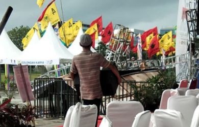 Panggung kampanye Jokowi roboh di Lapangan Karebosi Makassar. Foto : FB/Busrianto