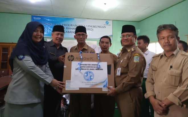 4 Unit Komputer ke MTSN2 Kota Jambi.