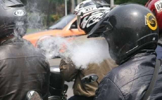 Pengendara motor merokok sambil mengemudi (dok Radar Sukabumi/ Jawa Pos Group)
