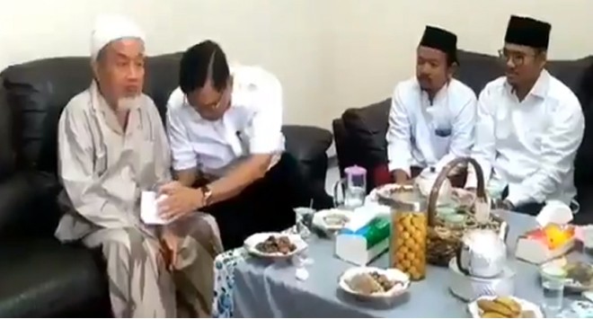 Luhut kasih amplop ke kyai pesantren di Bangkalan, Madura, Jawa Timur.