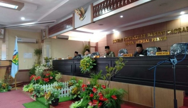 DPRD Kota Sungai Penuh, Senin (01/04/2019) menggelar rapat paripurna dengan agenda mendengarkan pendapat akhir fraksi dewan terhadap LKPJ Walikota Sungaipenuh Tahun 2018. Foto : Gusnadi / Jambiupdate