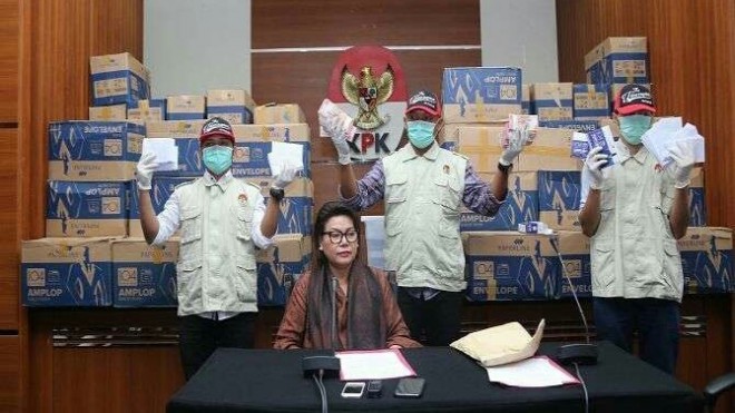 Wakil Ketua KPK, Basaria Pandjaitan ketika menunjukan puluhan kardus berisi amplop untuk serangan fajar. (Fedrik Tarigan/JPC)
