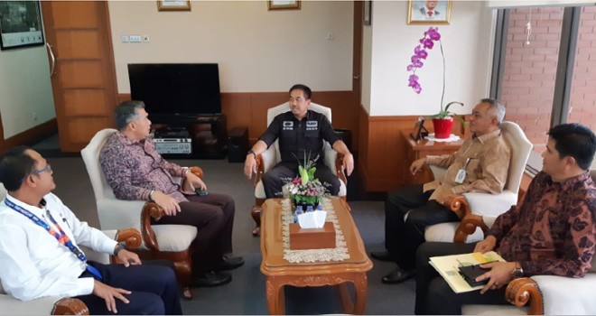 Walikota Jambi, Sy Fasha saat bertemu Dirut Angkasa Pura II. Foto : Ist