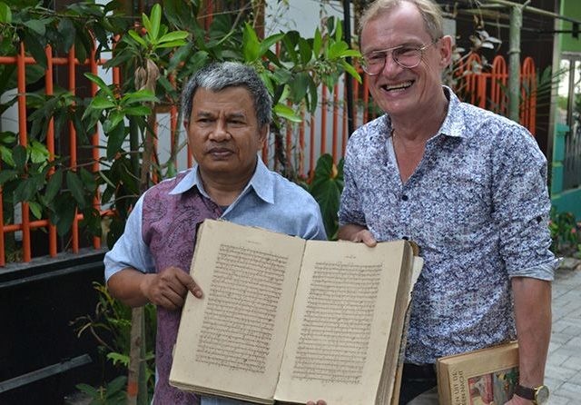 Lulut Edi Santoso, guru SMAN 3 Kolektor Manuskrip Jawa Kuno yang usianya lebih dari tiga abad bersama Profesor asal Belanda Dick Van Der Meij (kanan) (Sandra/Jawa Pos Radar Malang)