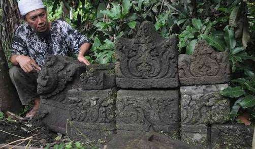Warga menemukan banyak bebatuan sisa bangunan Candi. 