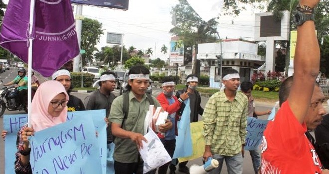 Aksi solidaritas untuk Pers Mahasiswa Suara USU, Kamis (4/4). Foto : Ist