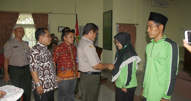 Pemasangan tanda peserta Bimtek oleh Kepala BPP Jambi, Sabir, S.Pt. M.Si. Foto : Ist