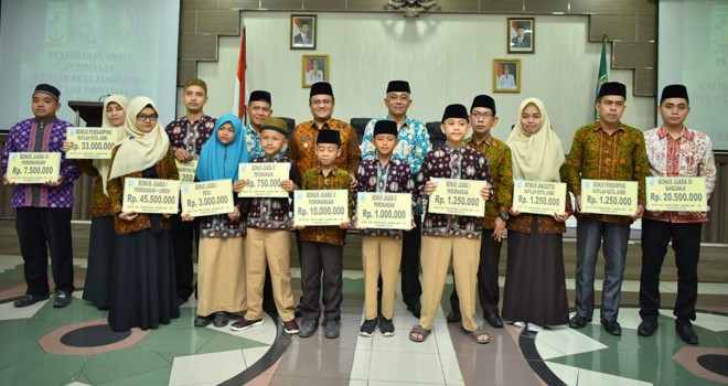 Wakil Walikota Jambi bersama penerima bonus bagi pemenang MTQ dan FASI tingkat Provinsi Jambi tahun 2018 (4/4). Foto : Ist 
