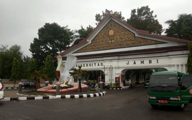 Suasana di depan pintu masuk Universitas Jambi (UNJA). Foto : Andri / Jambiupdate