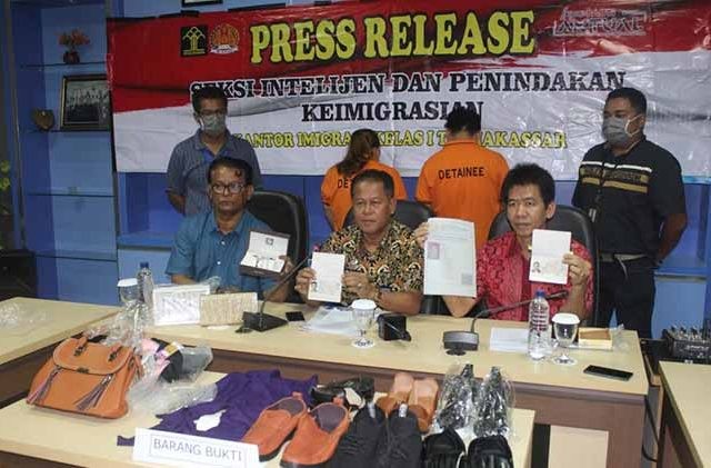 Kepala Kantor Imigrasi Kelas 1 Makassar A Pallawarukka didampingi jajaran dalam eskpos tangkapan 2 WN Tiongkok di Kantor Imigrasi Kelas I Makassar, Jumat (5/4). (Istimewa)