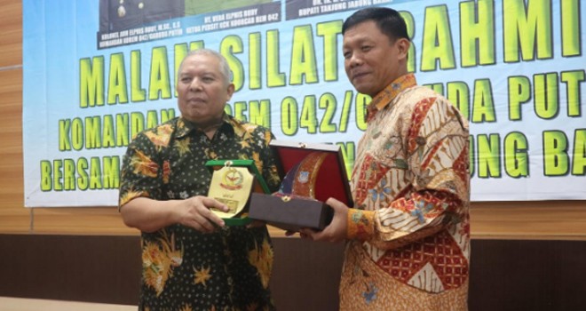 Bupati Safrial Sambut Kunjungan Kerja Danrem 042/Gapu Ke Tanjung Jabung Barat. Foto : Ist