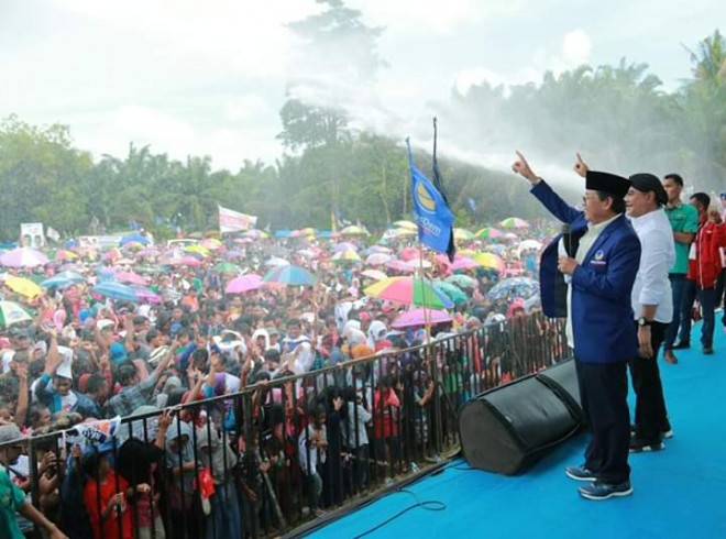Fachrori Umar berorasi di dampingi Agus S Roni saat kampanye Jokowi-Amin di Bungo