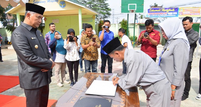 Puluhan Kepala Sekolah SDN dan SMPN di Kota Jambi dikukuhkan oleh Walikota Jambi Sy Fasha (5/4). Foto : Ist