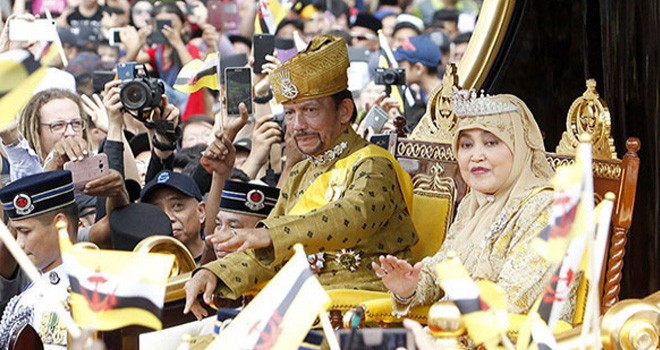 Sultan Hasannal Boikiah dan Istrinya. Foto : Express.co.uk