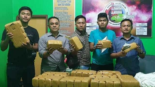 Polres Rokan Hilir. Mengamankan barang bukti berupa 40 kg ganja kering. Penangkapan dilakukan di Jalan Antara KM 16 Balam, Kepenghuluan Bangko Bakti, Kecamatan Bangko Pusako, Rokan Hilir, Riau, Kamis (4/4).