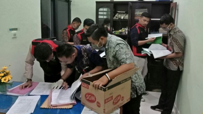 Tim penyidik Kejaksaan Negeri Bungo melakukan penggeledahan ke kantor Dinas Lingkungan Hidup (DLH) Kabupaten Bungo, Jumat (5/4). 