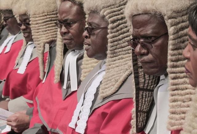 Komisi Layanan Kehakiman negara itu memesan 64 wig rambut dari Stanley Ley Legal Outfitters di London dengan biaya total USD 155.000 atau Rp 2,1 miliar lebih (Belal)