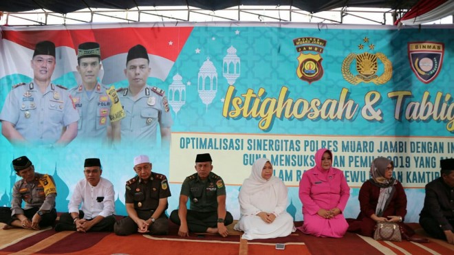 Bupati Muaro Jambi Hj Masnah Busro SE,  saat acara Istighosah dan Tabligh Akbar yang dilaksanakan oleh Polres Muaro Jambi pada Sabtu (6/4)