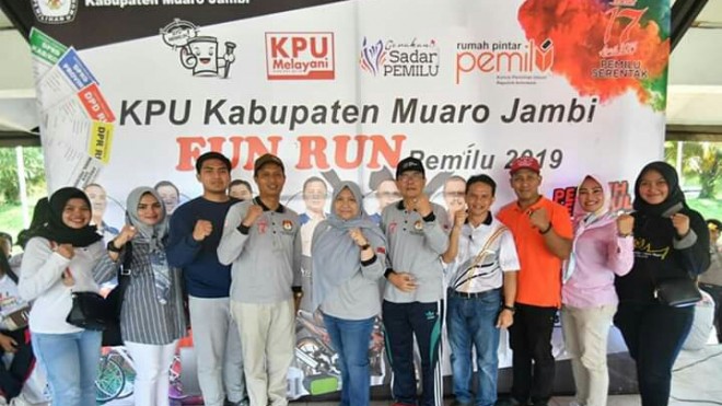 Bupati Muaro Jambi Hj Masnah Busro SE ikut menghadiri acara Jalan Santai menjelang datangnya Pemilihan Umum 17 April 2019 mendatang, acara ini digelar di Lapangan Bukit Cinto Kenang Sengeti pada Minggu (7/4) pagi. 