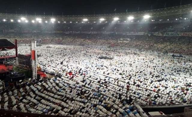 Suasana salat subuh berjamaah di Stadion Utama Gelora Bung Karno (SUGBK) dalam rangka Kampanye Akbar Pasangan 02. (INT)