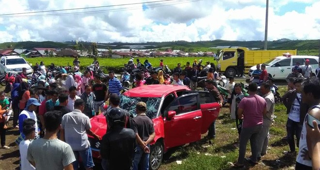 Mobil mobil Suzuki Baleno penyok bagian depan dan kaca mobil akbibat terbalik didalam kebun the setelah berusaha menghindari tabrakan dengan ibu hamil yang mengendarai sepeda motor. Foto : Ist