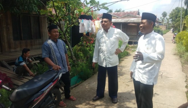 . Foto : Ist.  Tokoh masyakat Jambi Usman Ermulan, saat mengunjungi Desa-desa di Seberang Kota Tungkal. 