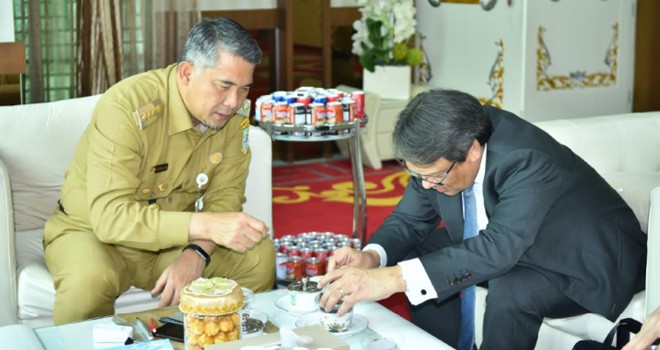 Walikota Jambi, Syarif Fasha, saat menerima kunjungan dari Konsulat Jenderal Singapura untuk Indonesia, Richard Groose di Rumah Dinas Walikota Jambi, Senin (8/4). Foto : Ist