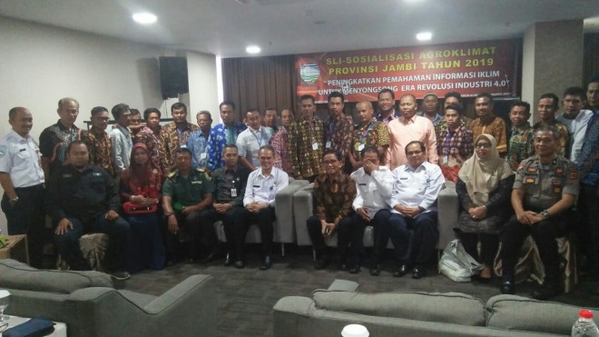 Pendidikan Kilat (Diklat) klimatologi untuk para petani, bersama H Bakri. 