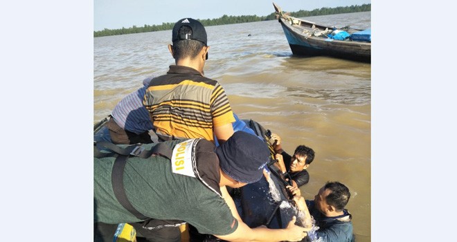Tim Gakkum Ditpolairud menyelamatkan penumpang yang terombang-ambing di laut setelah Pompong yang mereka tumpangi tenggelam. Foto : Ist