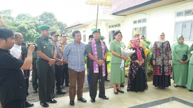 Bupati Tanjabtim dan Wakil Bupati Tanjabtim foto bersama Danrem 042/Garuda Putih beserta jajaran dan Dandim 0419/Tanjab beserta jajaran.