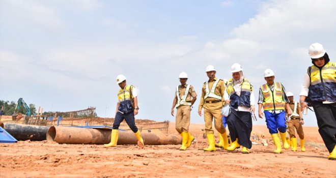Walikota Jambi meninjau pembangunan TPA dengan sistem sanitary landfill (8/4). Foto : Ist