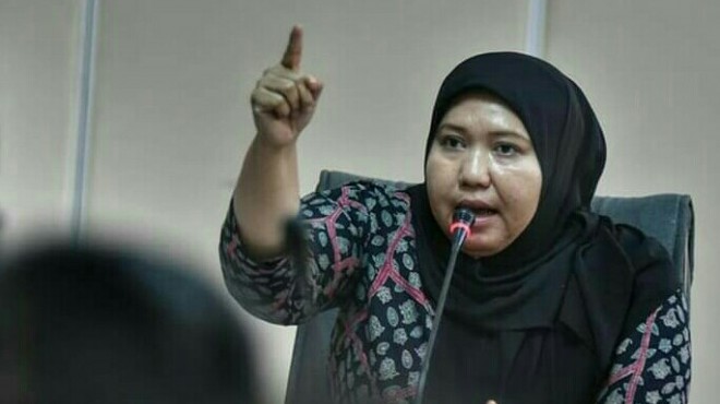 Bupati Muaro Jambi Hj Masnah Busro SE,  saat Rapat Paripurna Kamis (5/4) lalu. 