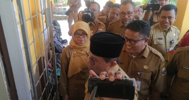 Gubernur Jambi Fachrori Umar Saat Meninjau Pelaksanaan UNBK di SMAN 10 Kota Jambi.