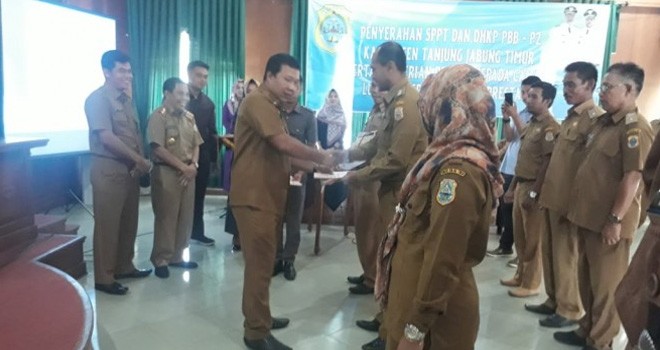 Bupati Romi Serahkan SPPT dan DHKP PBB-P2. Foto : Ist