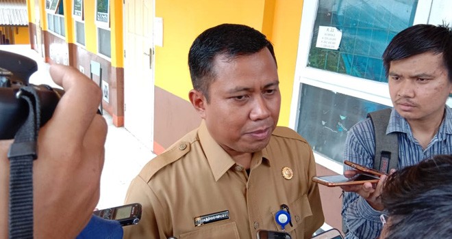 Kabid Pembinaan SMA , Abdul Mukti Saat Ikut Meninjau Pelaksanaan UNBK. Foto : Ist